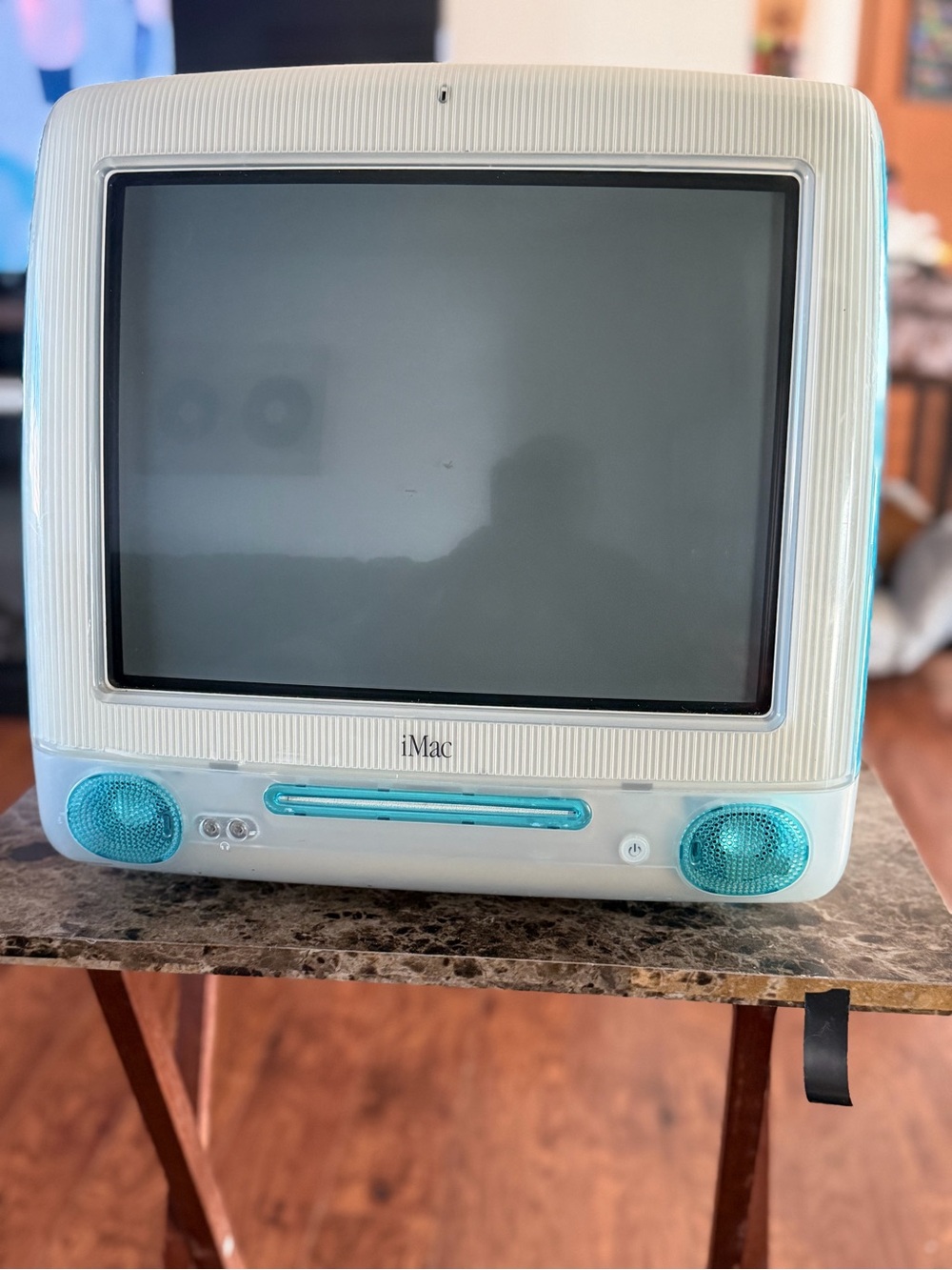 Apple iMac G3 in Aqua Blue and White